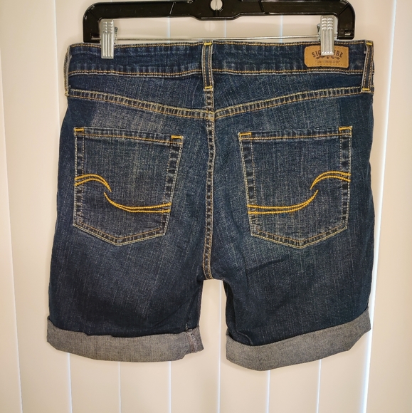 Levi Blue Denim cuffed women's shorts size 8 - Picture 2 of 5